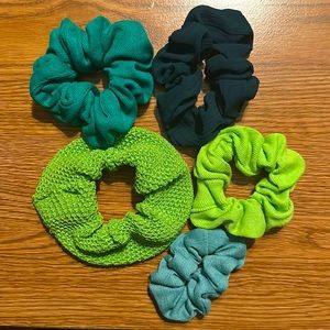 8 pc green scrunchies.